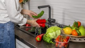 Da li soda bikarbona zaista uklanja pesticide sa voća i povrća? Odgovor stručnjaka će mnoge iznenaditi