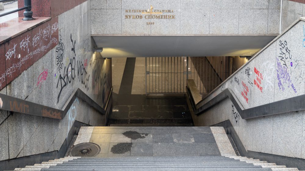 Kreni-Promeni oranizovao akciju čišćenja oko železničke stanice Vukov spomenik u Beogradu 10