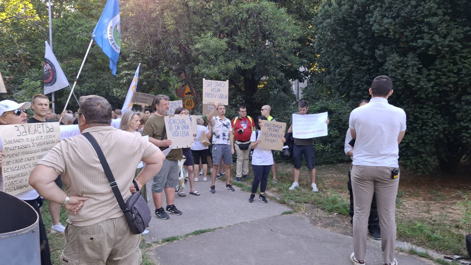 "Ispod šlema mozga nema": Privedena žena u Rakovici zbog skandiranja, građani protestuju ispred policijske uprave 2 "Ispod šlema mozga nema": Privedena žena u Rakovici zbog skandiranja, građani protestuju ispred policijske uprave 2
