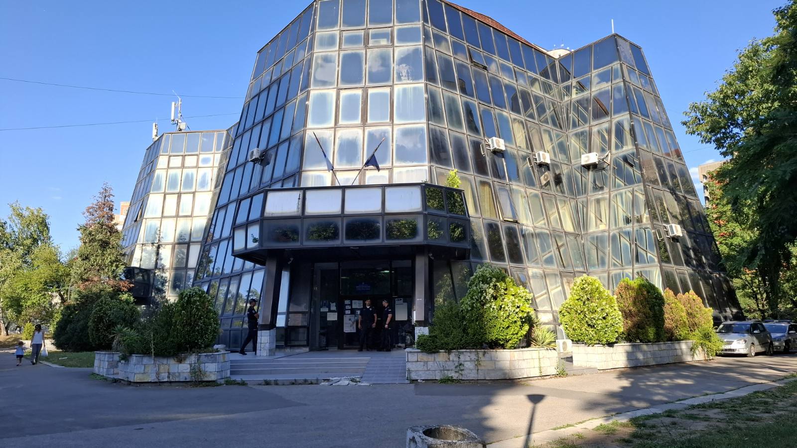 "Ispod šlema mozga nema": Privedena žena u Rakovici zbog skandiranja, građani protestuju ispred policijske uprave 3 "Ispod šlema mozga nema": Privedena žena u Rakovici zbog skandiranja, građani protestuju ispred policijske uprave 3