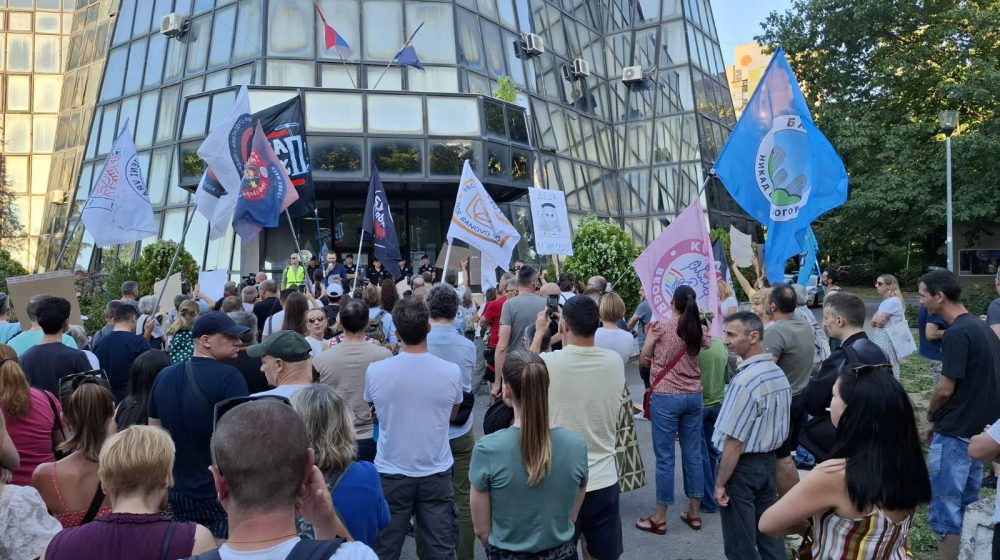 "Ispod šlema mozga nema": Privedena žena u Rakovici zbog skandiranja, građani protestuju ispred policijske uprave 8