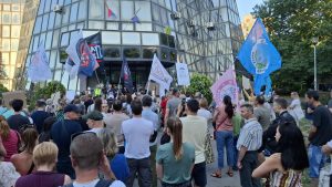 Završen protest ispred policijske uprave u Rakovici, okupljeni zatražili smenu načelnika Milana Pekovića 4 Završen protest ispred policijske uprave u Rakovici, okupljeni zatražili smenu načelnika Milana Pekovića 4