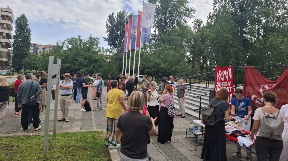Prekinuta sednica proširenog Senata Univerziteta u Novom Sadu na kojoj je trebalo da se odlučuje o prigovoru profesora Vladimira Mihića 8