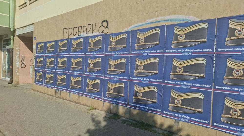 Na godišnjicu genocida u Srebrenici radikali Novi Sad oblepili plakatima podrške Ratku Mladiću 10