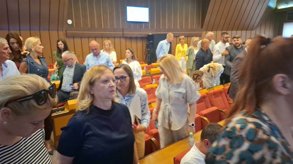 Burno u Skupštini Novog Sada: Odbornica naprednjaka poručila opoziciji da su "klali Srbe" 7
