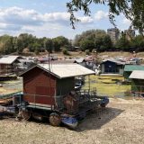 Rekordno nizak vodostaj u Novom Sadu: Peščani sprudovi na sedini Dunava, čamci zaglavljeni u blatu i kanalizacija koja teče u slapovima (FOTO) 8
