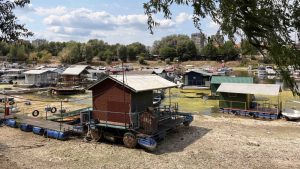 Rekordno nizak vodostaj u Novom Sadu: Peščani sprudovi na sredini Dunava, čamci zaglavljeni u blatu i kanalizacija koja teče u slapovima (FOTO) 29