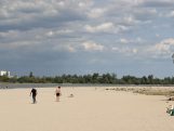 Plaža Oficirac Rekordno nizak vodostaj u Novom Sadu: Peščani sprudovi na sredini Dunava, čamci zaglavljeni u blatu i kanalizacija koja teče u slapovima (FOTO) 3