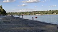 Štrand Rekordno nizak vodostaj u Novom Sadu: Peščani sprudovi na sredini Dunava, čamci zaglavljeni u blatu i kanalizacija koja teče u slapovima (FOTO) 14