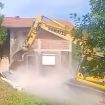 U toku rušenje vikendica na Gazivodama, na licu mesta i britanski tim Kfora (VIDEO) 7