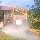 U toku rušenje vikendica na Gazivodama, na licu mesta i britanski tim Kfora (VIDEO) 2