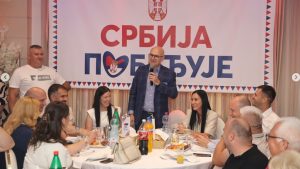 Vučević održao sastanak sa polaznicima Akademije mladih lidera, ali se na fotografiji vidi i jedan ministar